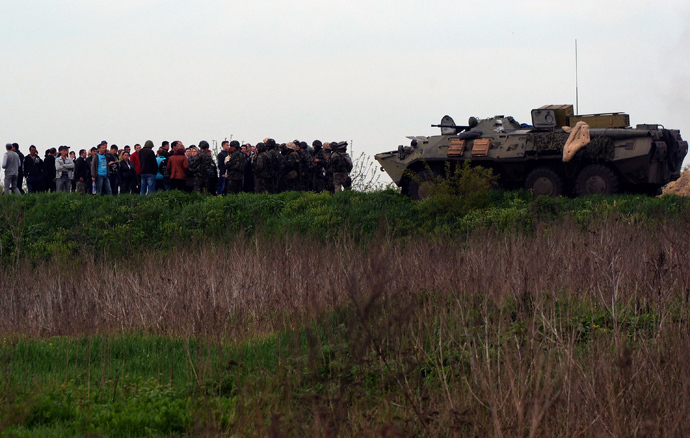 Residents gather to speak to Ukrainian soldiers at a checkpoint in the village of Andreevka, 7 kms from the centre of Slavyansk, on May 2, 2014 (AFP Photo)