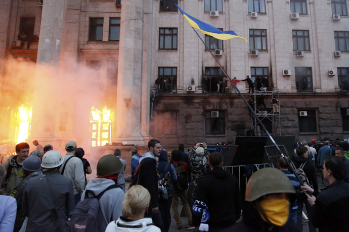 People wait to be rescued on upper storeys at the trade union building in Odessa May 2, 2014. (Reuters/Yevgeny Volokin)