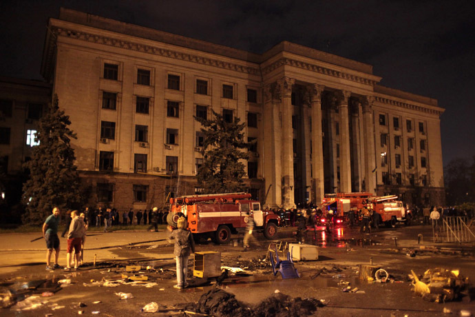 People watch as firefighters work at the burned Trade Union building late on May 2, 2014 in Odessa. (AFP Photo)