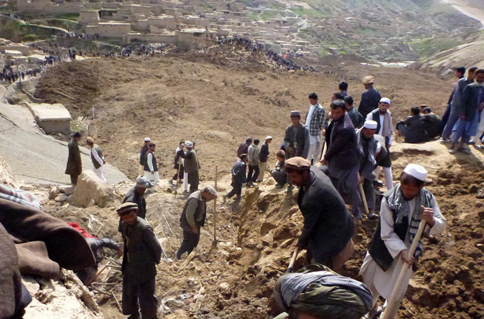 Afghan volunteers search for survivors in Argo district of Badakhshan province on May 3, 2014 after a massive landslide May 2 buried a village. (AFP Photo/Sharif Shayeq)