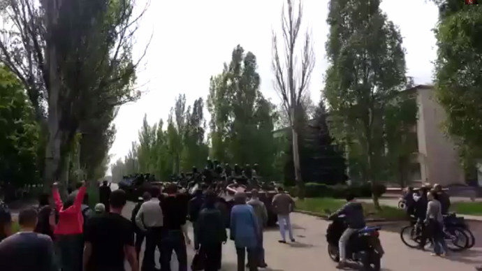 ‘Go back to Kiev, fascists!’: Outraged locals chase off Ukrainian troops (VIDEO)