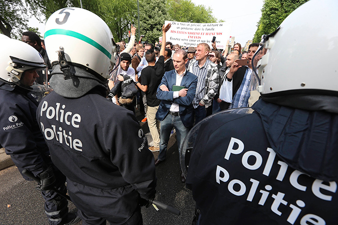 Police officers block protestors who attempt to participate in an anti-Semitic congress "European Dissidents' Congress" on May 4 2014 in Brussels (AFP Photo / Nicolas Maeterlinck)