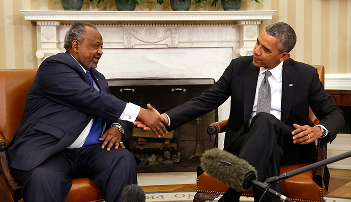 U.S. President Barack Obama meets with President Ismail Omar Guelleh of Djibouti in the Oval Office of the White House in Washington May 5, 2014 (Reuters / Kevin Lamarque)