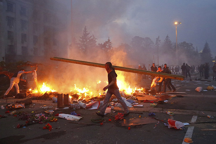 A protester walks past a burning pro-Russian tent camp near the trade union building in Odessa May 2, 2014. (Reuters / Yevgeny Volokin)