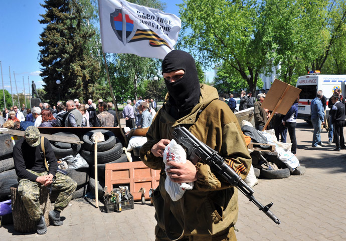 Armed pro-Russian militiants guard a barricade outside the regional state building in Kramatorsk, eastern Ukraine, on May 6, 2014.(AFP Photo / Genya Savilov)