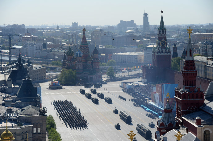 Triumf S-400 anti-aircraft missile systems and Topol-M intercontinental ballistic missiles during a parade marking the 69th anniversary of the victory in the Great Patriotic War, on Moscow's Red Square. (RIA Novosti)