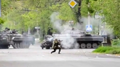 Citizens block APCs shooting their way through Mariupol (VIDEOS)