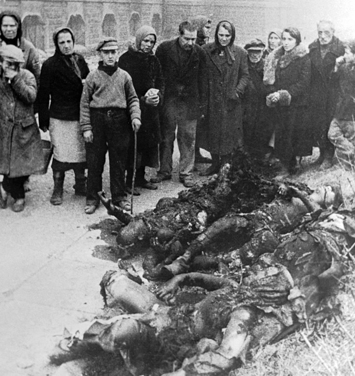 Residents of the city of Poltava, Ukraine, looking at bodies of partisans, who were burnt alive by the Nazi. 23.09.1943. Photo by Yakov Ryumkin. (RIA Novosti)