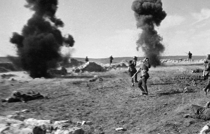 Iconic WWII photo, âThe death of a soldierâ, taken during the Kerch offensive. Crimea. 30.05.1942. Photo by Anatoly Garanin. (RIA Novosti)