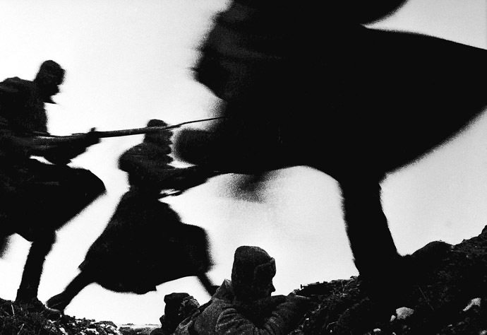 Soldiers attacking. 01.11.1941. Photo by Dmitry Baltermants. (RIA Novosti)