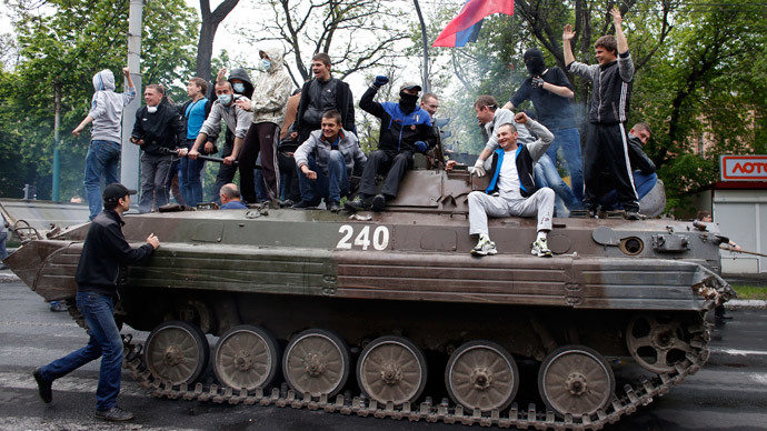 Citizens block APCs shooting their way through Mariupol (VIDEOS)
