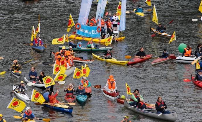 Demonstrators use boats on the river Spree during a protest for Germany's shift to green energy and away from nuclear power and fossil fuels in Berlin May 10, 2014 (Reuters / Fabrizio Bensch)