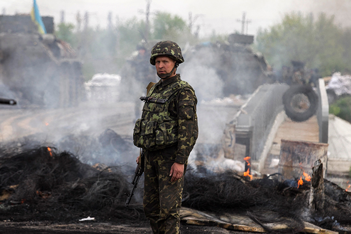 A Ukrainian soldier looks on at a Ukrainian checkpoint near the eastern town of Slavyansk May 2, 2014 (Reuters / Baz Ratner)