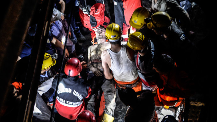 An injured miner came out carried by rescuers after an explosion in Manisa on May 13, 2014.(AFP Photo / Bulent Kilic)