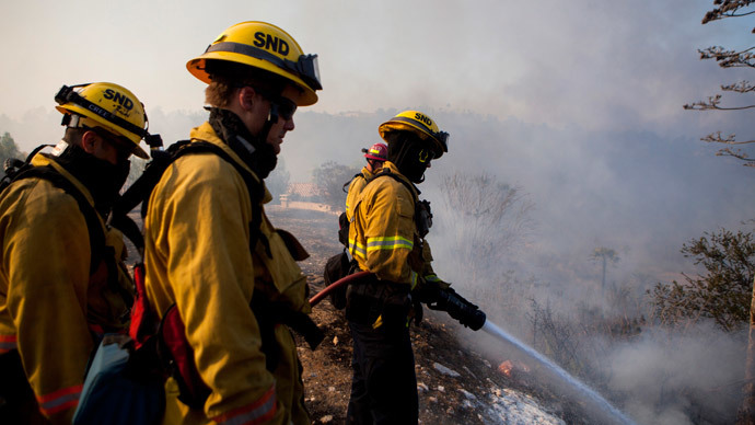 Firefighters battle the Ranch Fire near San Diego, California May 13, 2014.(Reuters / Sam Hodgson )