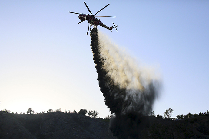 A Helicopter assists in fighting fire at the Ranch Fire near San Diego, California May 13, 2014. (Reuters / Sandy Huffaker)