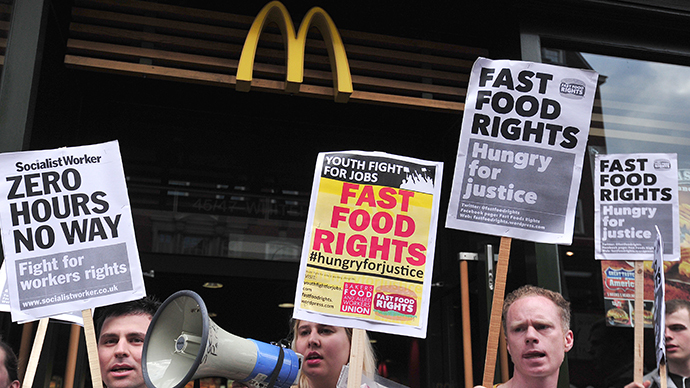 Fast food workers protest for higher wages outside a branch of McDonalds in central London on May 15, 2014. (AFP Photo / Carl Court)