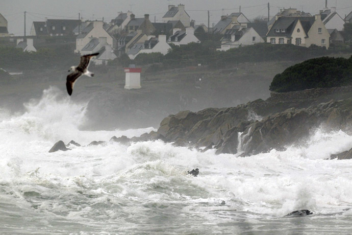 The sea batters the Brittany coastline near Plouhinec in Finistere as an Atlantic storm hits western France, January 1, 2014. (Reuters/Mal Langsdon) 