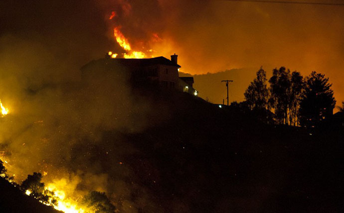 A wildfire threatens homes in San Marcos, California, on May 15, 2014. (AFP Photo / Jorge Cruz)