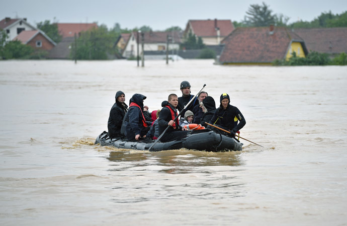 Serbian emergency services workers evacuate people from floodwaters in the town of Obrenovac, 40 kilometers west of Belgrade, on May 16, 2014. (AFP Photo/Andrej Isakovic)