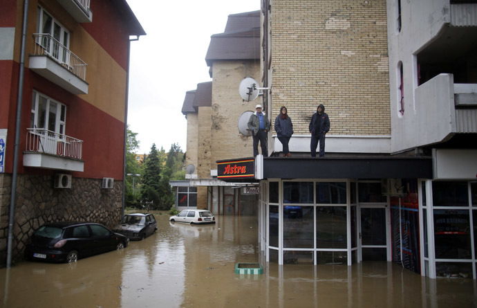 People stand on the top of a building, waiting for food, in Maglaj, May 16, 2014. (Reuters/Dado Ruvic)