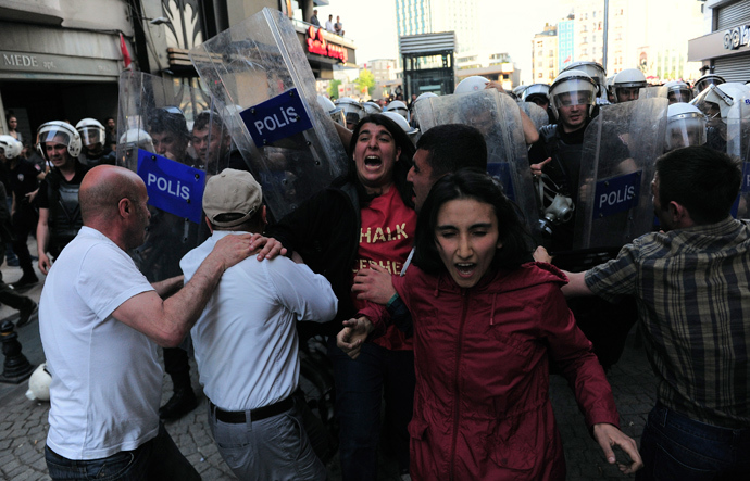 Protesters scuffle with riot police during a demonstration to blame the ruling AK Party (AKP) government for the mining disaster in western Turkey, at Taksim square in central Istanbul May 17, 2014 (Reuters / Yagiz Karahan)
