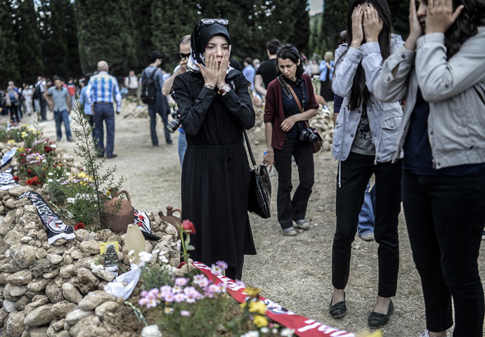 People mourn in a graveyard on May 16, 2014 in the western town of Soma after an explosion and a fire in a coal mine killed at least 284 workers three days ago. (AFP Photo/Bulent Kilic)