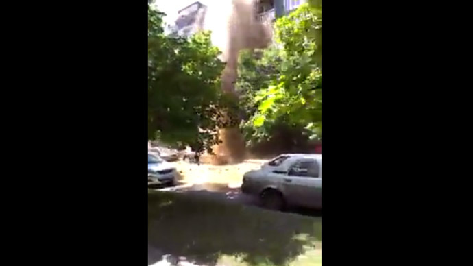 Burst water main creates 5-story spout, destruction in Russian city (VIDEO)