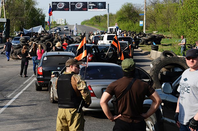 Activists of the South-East movement and Ukrainian presidential candidate Oleg Tsarev make a stop at the checkpoint during a motor rally from Makeyevka to Slavyansk. (RIA Novosti / Natalia Seliverstova)