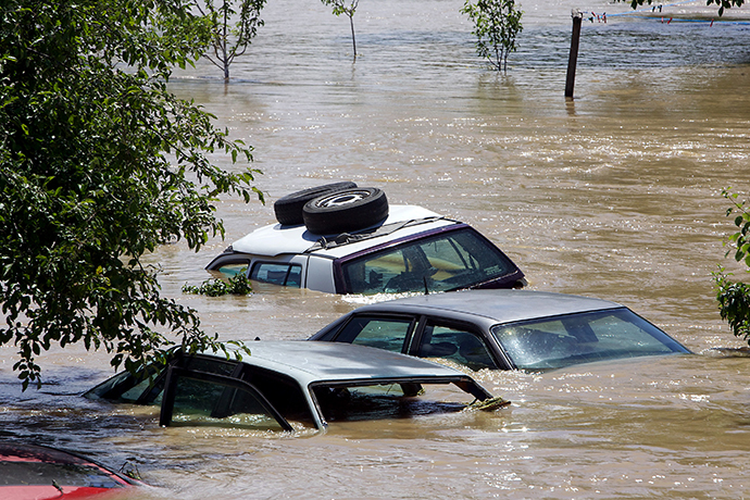 Destroyed vehicles in the flooded village of Gunja, in eastern Croatia, 18 May, 2014. (AFP Photo)