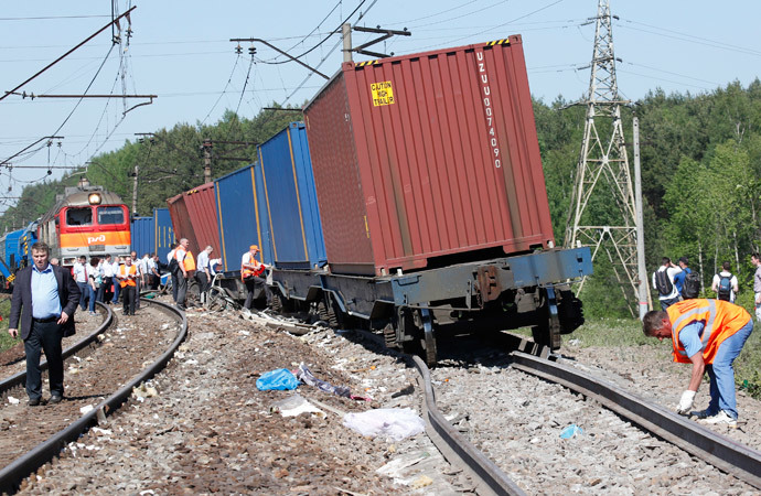 Repair services and Russian Railways employees and investigators gather near the site of a train collision in Moscow region May 20, 2014. (Reuters / Grigory Dukor)