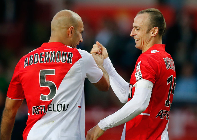 AS Monaco's Dimitar Berbatov (R) celebrates with teammate Aymen Abdennour (L) after scoring against Guingamp during their French Ligue 1 soccer match at Louis II stadium May 7, 2014.(Reuters / Eric Gaillard)