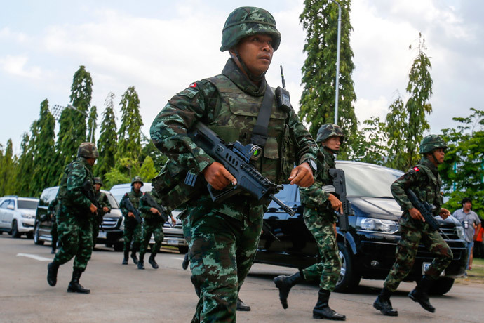 Thai soldiers run as they take their positions during a coup at the Army Club where Thailand's army chief held a meeting with all rival factions in central Bangkok May 22, 2014.(Reuters / Athit Perawongmetha)