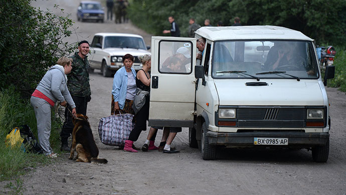 Local residents are evacuated from the village on the outskirts of the Lisichansk city, Lugansk Region of south-eastern Ukraine on May 22, 2014 (RIA Novosti / Evgeniy Biyatov)
