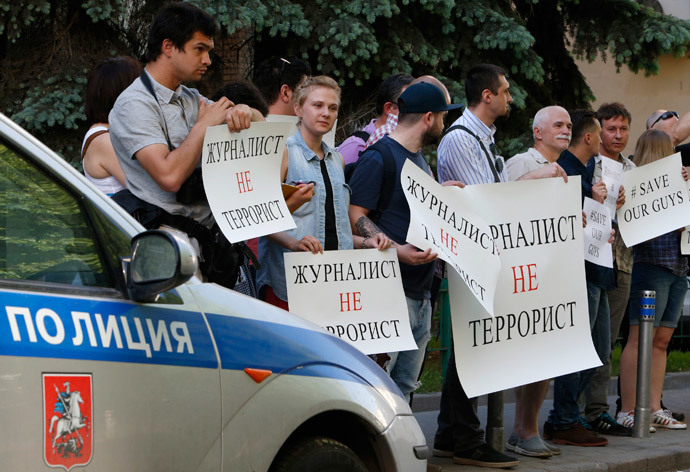Russian journalists hold placards during a protest outside the Ukrainian embassy in Moscow May 21, 2014. Placards read "Journalists aren't terrorists". (Reuters / Sergei Karpukhin)
