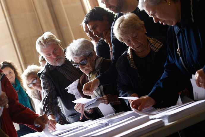 Locals queue to cast their votes for the European Elections in Barcelona on May 25, 2014. (AFP Photo / Quique Garcia) 