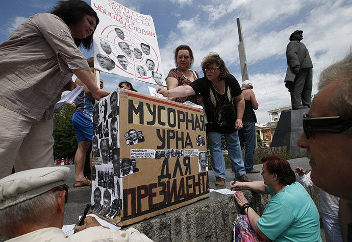 People cast votes in a mock ballot box that reads "Rubbish bin for the President" during an anti-election rally in the eastern city of Donetsk May 25, 2014. (Reuters / Maxim Zmeyev)