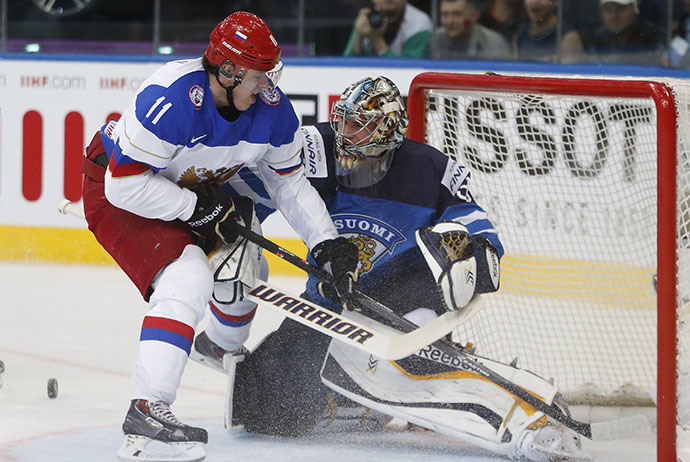 Russia's Yevgeni Malkin (L) challenges Finland's goalie Pekka Rinne during the first period of their men's ice hockey World Championship final game at Minsk Arena in Minsk May 25, 2014. (Reuters / Vasily Fedosenko)