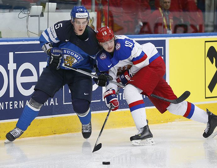 Russia's Viktor Tikhonov (R) passes in front of Finland's Atte Ohtamaa during the second period of their men's ice hockey World Championship final game at Minsk Arena in Minsk May 25, 2014. (Reuters / Vasily Fedosenko)