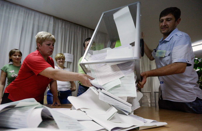 Members of the election commission empty ballot boxes in a polling station in Kiev May 25, 2014. (Reuters)