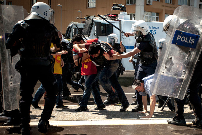 Riot police beat protesters during a demonstration to blame the ruling AK Party (AKP) government on mining disaster in western Turkey, in Izmir May 15, 2014. (Reuters / Can Mehmethanoglu / KODA Collective) 