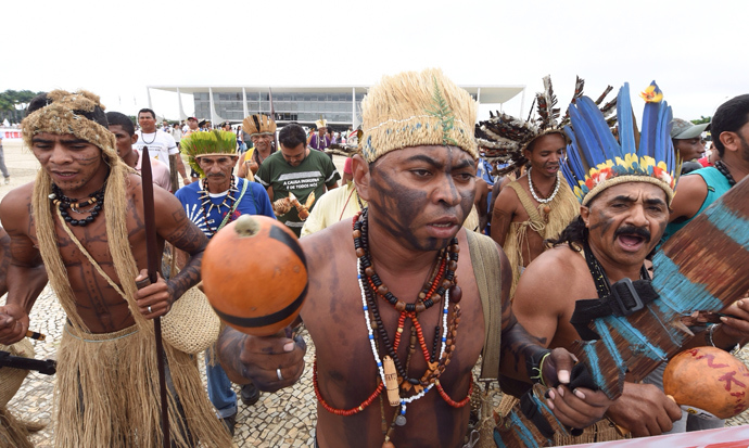Brazilian natives from different ethnic groups protest in front of the Planalto palace, the official workplace of Brazil's Presidency in Brasilia on May 27, 2014 (AFP Photo / Evaristo SA)