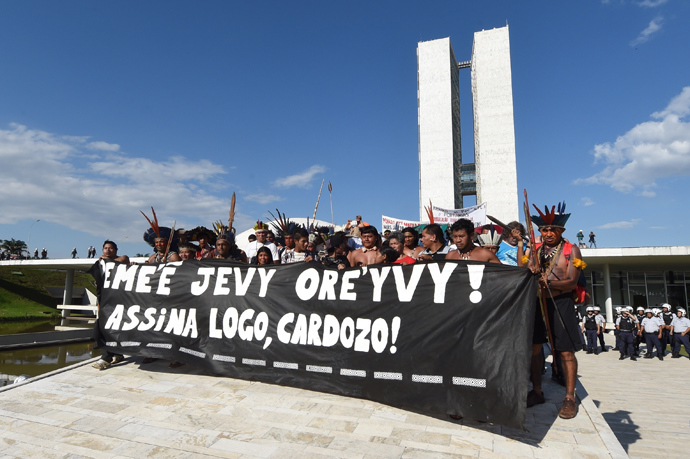 Brazilian natives from different ethnic groups protest in front of the National Congress in Brasilia on May 27, 2014 (AFP Photo / Evaristo SA)