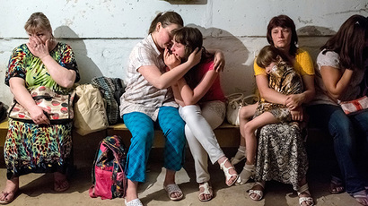 Slavyansk kids and women cross Russian border on foot after Ukraine seizes bus