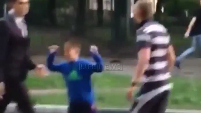 Hero kid: Son defends dad in Moscow road rage bout (VIDEO)