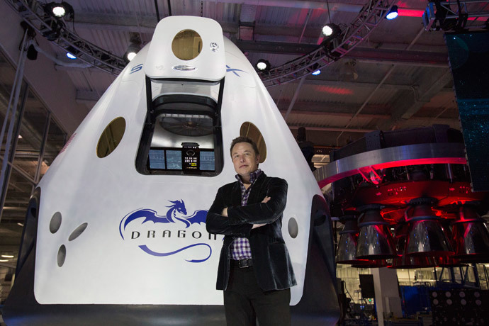 SpaceX CEO Elon Musk poses by the Dragon V2 spacecraft after it was unveiled in Hawthorne, California May 29, 2014. (Reuters / Mario Anzuoni)