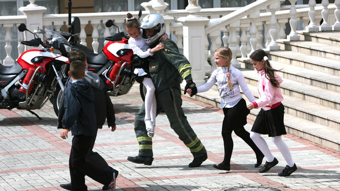 Slavyansk kids and women cross Russian border on foot after Ukraine seizes bus