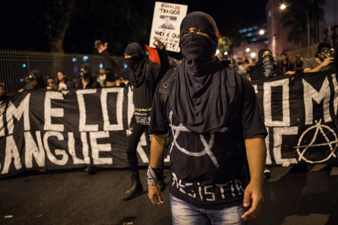 Members of the anarchist group Black Bloc protest against the FIFA World Cup in Rio de Janeiro, Brazil, on May 30, 2014.( AFP Photo / Yasuyoshi Chiba )