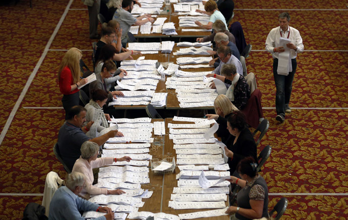 European Parliamentary election ballot papers, from the local area, are prepared to be counted, in Southampton, southern England May 25, 2014. (Reuters/Luke MacGregor)