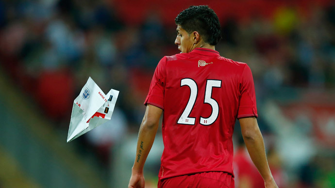 Best shot ever? Fan hits Peru player with paper plane during WC friendly (VIDEO)